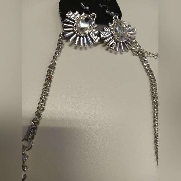 Stunning Large Ornate Rhinestone Necklace with Earings set - Picture 3 of 7